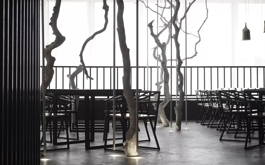 自然與城市融合的原始工業(yè)風餐廳設(shè)計方案